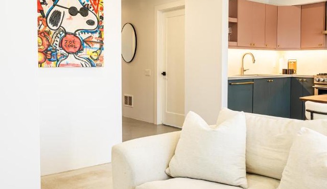 Modern Toronto Residence by the Lake - 2BR