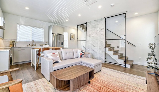 Modern Townhome with Private Parking - Near Lumen Field, Downtown & Cap Hill