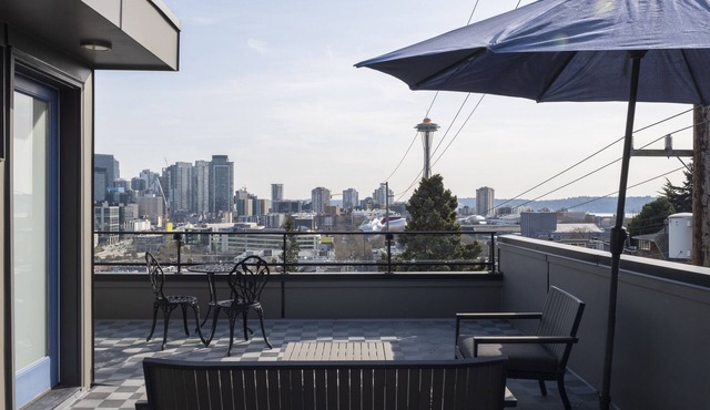 Modern Townhome with Space Needle View