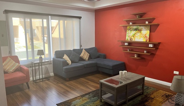 Modern townhouse w/pool located 5 mins from beach!