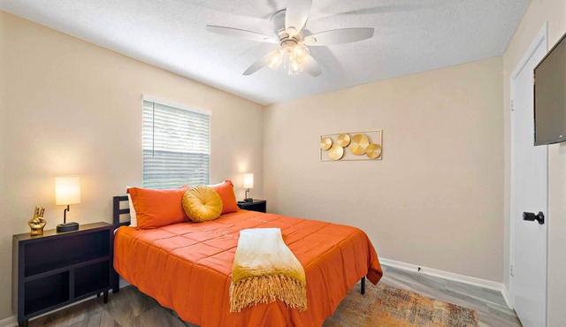 Modern & Tranquil Beach Retreat: Location & Games