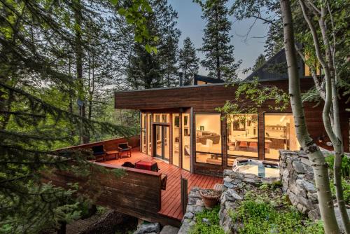 Modern Treehouse - Unique Contemporary Home Nestled in the Forest, Hot Tub, Fireplace, Game Room
