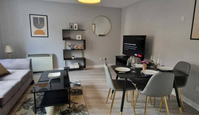 Modern, Trendy & Spacious 2BD in Temple Bar