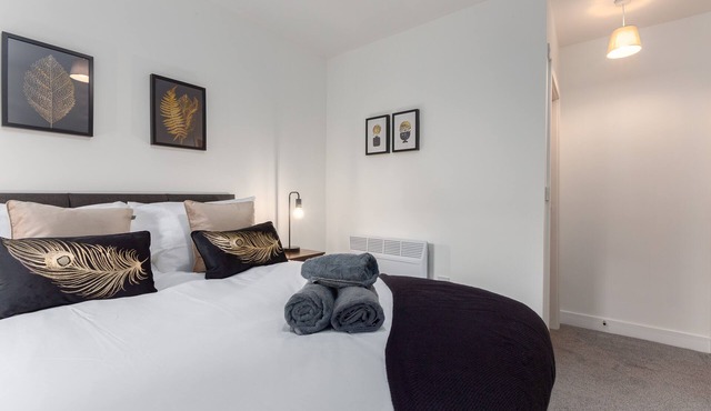 Modern Two Bed Apartment, Sleeps 5, Central location