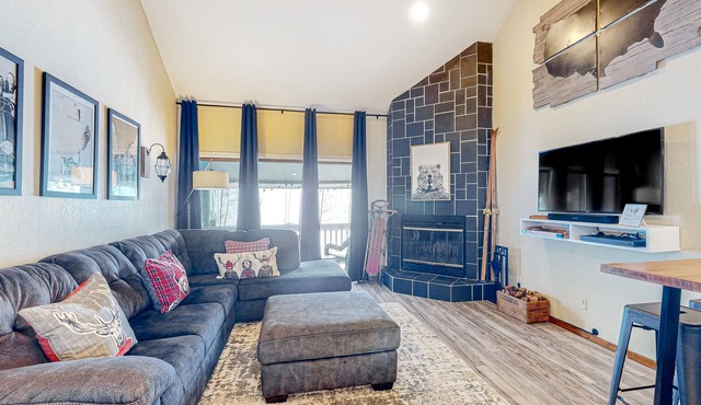 Modern two-story condo with balcony, hot tub access, & fireplace