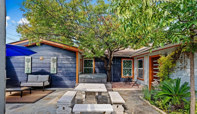 Modern, Updated 2 BDR Bungalow in Chic South Austin, Sleeps 8! Min to South Lama