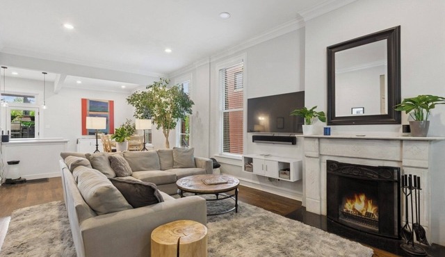 Modern updates meet classic Lincoln Park space in this dog-friendly retreat!