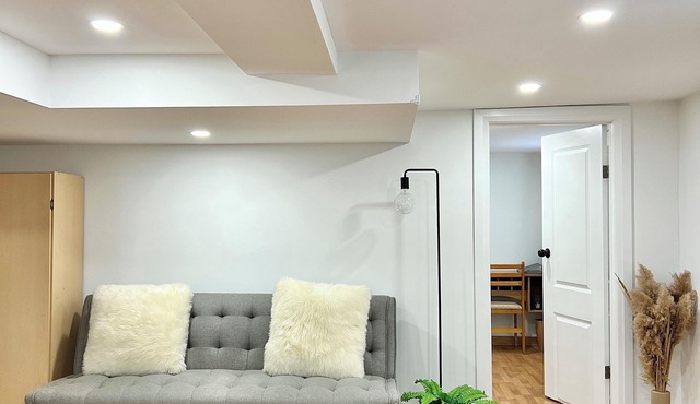 Modern Upper Beaches Home - 2min from Subway Station - Cozy home away from home