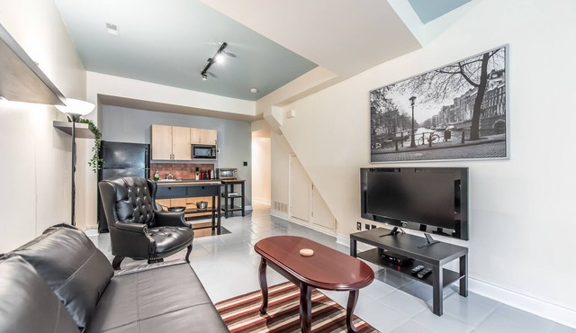 Modern Urban King West 4 Bedroom With 2 Parking