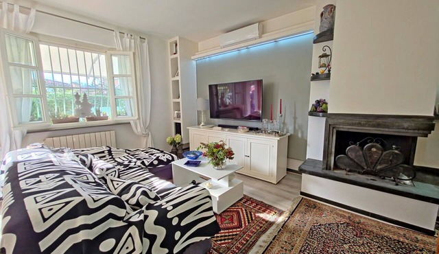 Modern Villa Cinquale: 3BR, AC, Garden & Bikes