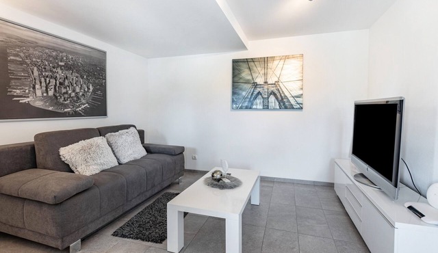 Modern Vacation Apartment "Schmuckstückchen" with Mountain View & Wi-Fi