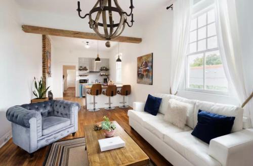 Modern Victorian House With Relaxing Courtyard - Near FQ