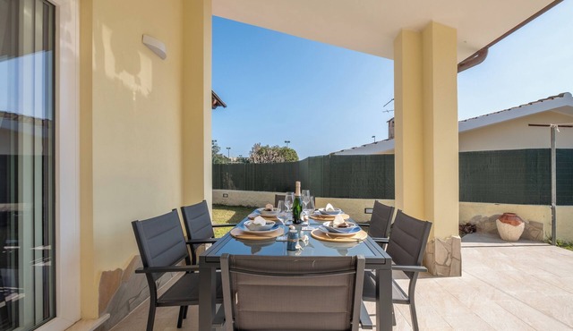 Modern villa 5 minutes walk from the beach - AC, WIFI, BBQ and FREE PARKING