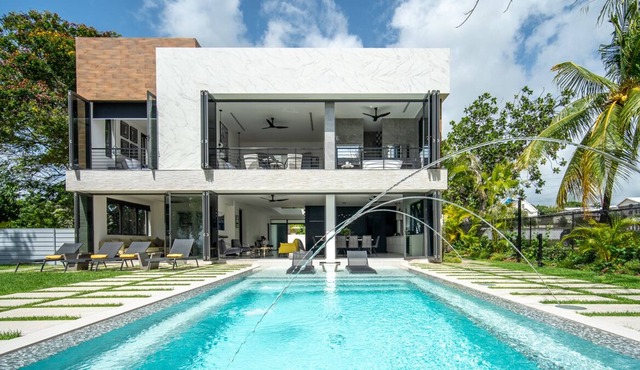Modern villa at Weston with direct access to white sand beach