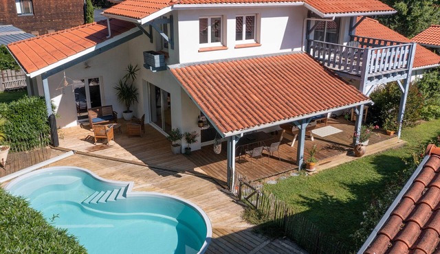 Modern villa in Biscarrosse - 5 bedrooms, heated pool, near lake, cycling path