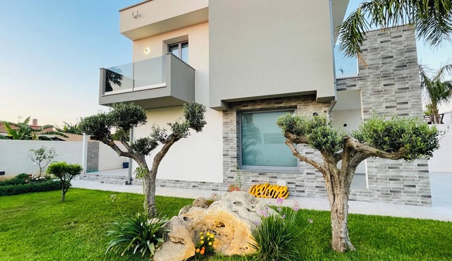 Modern Villa in Sicily, comfort, relax, garden and parking