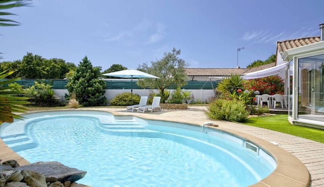 Modern Villa with Heated Pool, Near Market, Beaches, and Dune du Pilat!