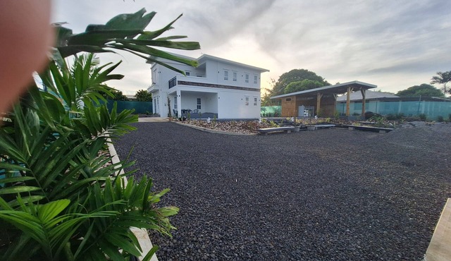 Modern villa with an elevated landscape overlooking the Ocean.n7 min to Apia