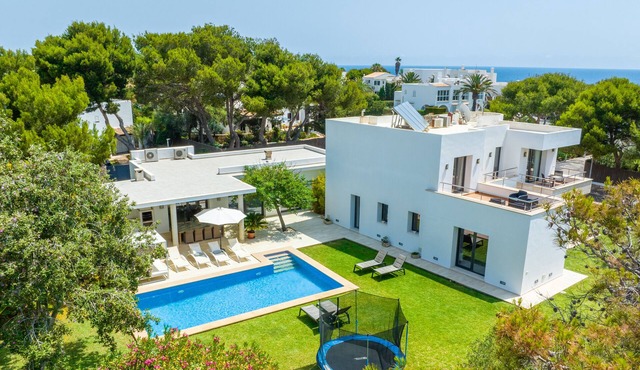 Modern villa with pool 2 minutes from the beach