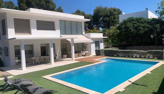 Modern villa with pool and sleeps 8