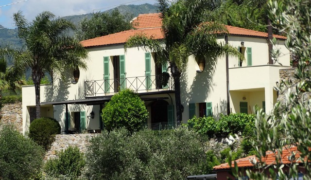 Modern Villa with pool and wifi near the Mediterranean for 8 persons
