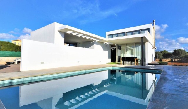 Modern Villa with private swimming pool, ideal for families.