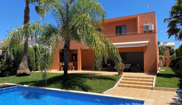 Modern Villa with Private Pool, 15 walk from Lagos Old Town