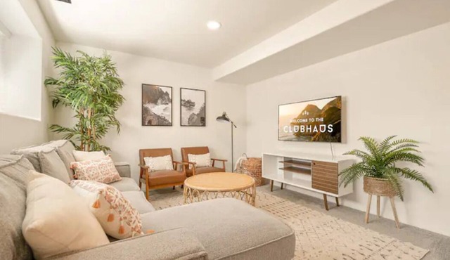 Modern walk-out apartment centrally located in COS!