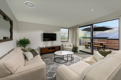 Modern Wanaka Home with Lake & Mountain Views