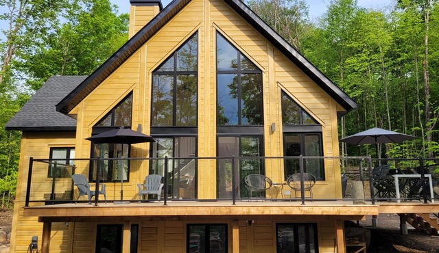 Modern, warm and spacious, isolated, views, Lake and pool access (2 min. drive)