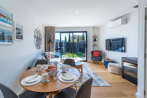 Modern Warm & Cosy Townhouse - 5 min to Wānaka