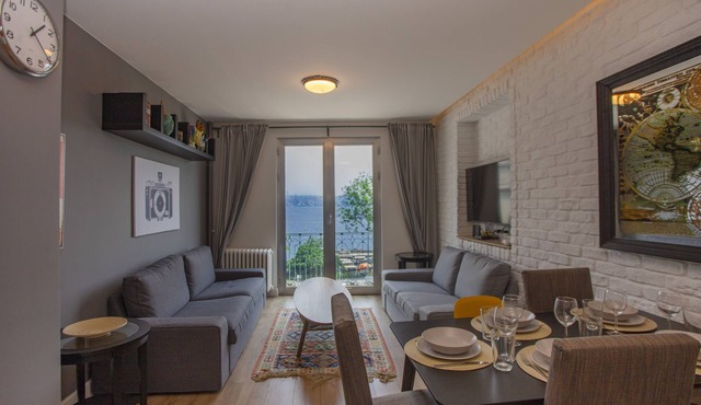 Modern Waterfront Apt. with a Striking View