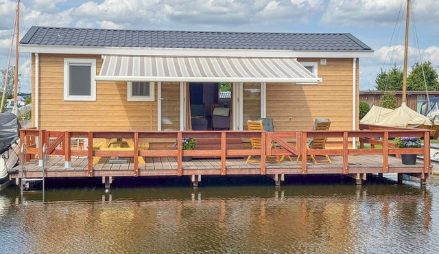 Modern waterfront chalet with airco and terrace
