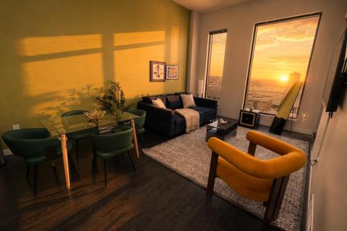 Modern Westown 2BR with Balcony - 5 min to Deer District