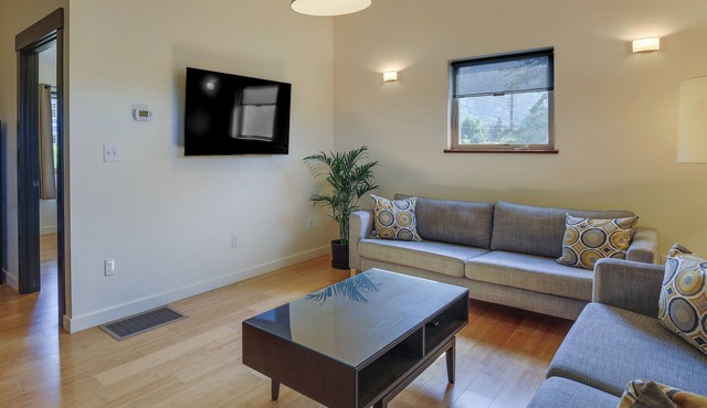 Modern White Salmon Apartment, Steps From Town