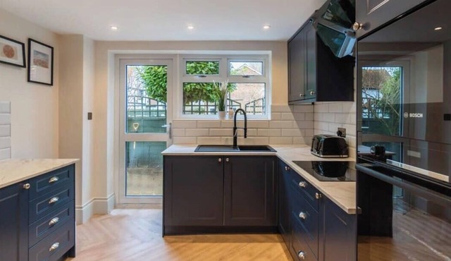 Modern Windsor 4 Bed Home W/Parking - By Tempstay