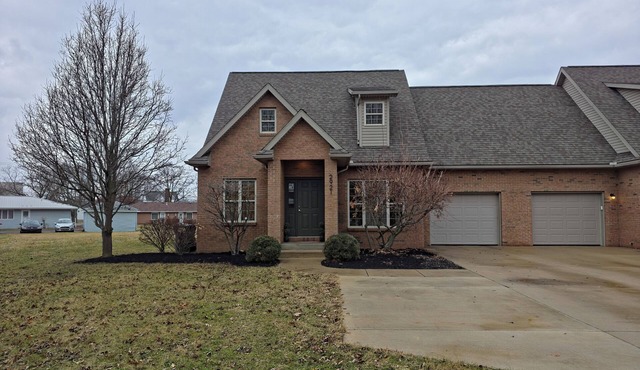 Modern with traditional style 3-bed+ condo, wifi laundry in charming Laurel Oaks