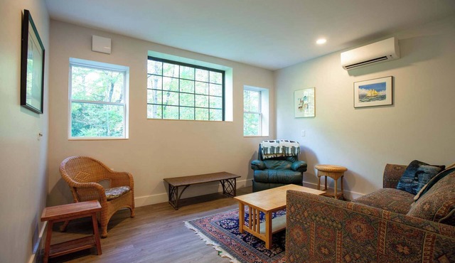 Modern Woodland Escape w Wshr dryer and Large Yard