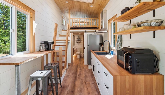 Modern & woodsy tiny home with outdoor tub!