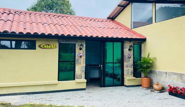 Moderna cabaña en medio de la naturaleza