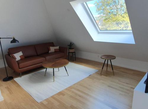 Moderne Dachgeschosswohnung in exklusiver Villa
