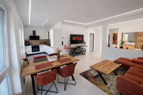 Moderne Ferienwohnung in Kleinheubach 24h Check in Fußbodenheizung Premium Ausstattung lichtdurchflutet privater Zugang Parkplatz
