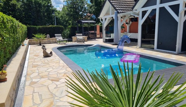 Moderne Ferienwohnung mit Pool bei Dresden