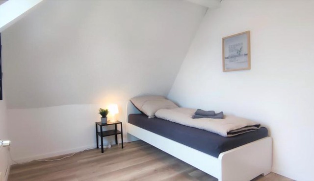 Moderne Monteurwohnung für 6 Personen bei Villingen-Schwenningen, TV, Einzelbetten, WLAN, Bettwäsche, Handtücher inklusive - TR01