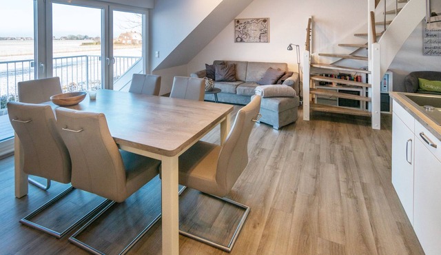Moderne Oberwohnung mit Balkon