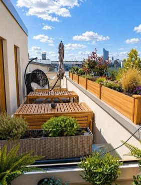 Modernes-Penthouse XXL-Dachterrasse mit Whirlpool Grill Klimaanlage zentrumsnah