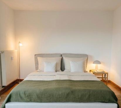 Modernes Studio mit Balkon & Seeblick am Biggesee