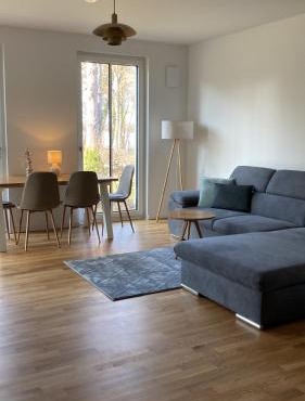 Modernes voll möbliertes Apartment am See mit Garten, nahe BER