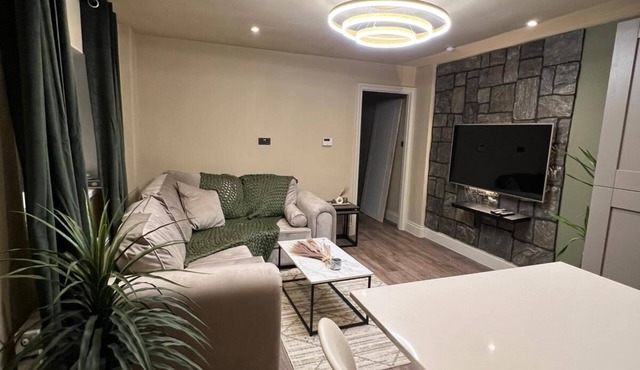 Modernized detached 2 bedroom Guest house.