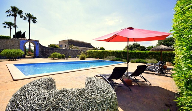 Modernized manor house with 4 bedrooms, 4 bathrooms, 1 WC